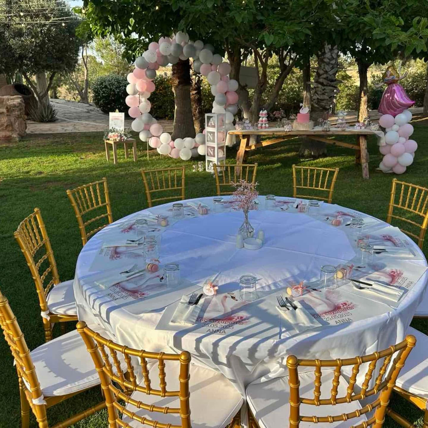 christening-large-round-table-with-chiavari-chairs-water-glasses-and-cutlery christening, large round table with chiavari chairs, water glasses and cutlery